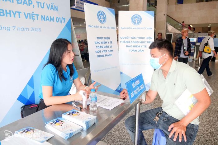 Nhân viên Bảo hiểm xã hội Đồng Nai tư vấn chính sách bảo hiểm xã hội, bảo hiểm y tế cho bệnh nhân đi khám bệnh tại Bệnh viện Đa khoa Đồng Nai. Ảnh: Hạnh Dung