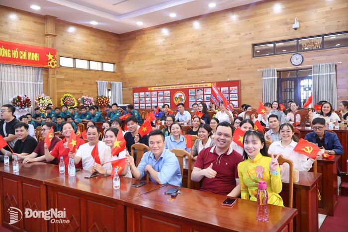 Cổ động viên cổ vũ cho các thí sinh trong hội thi vòng sơ khảo. Ảnh: Phương Hằng