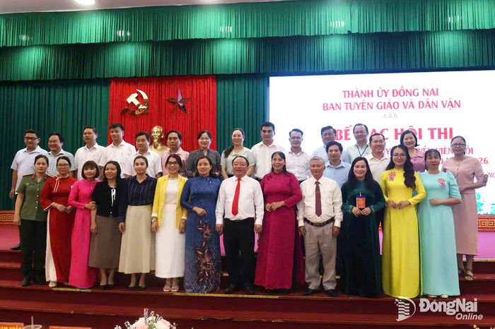 Ban tổ chức, Ban giám khảo hội thi, các đại biểu và thí sinh chụp hình lưu niệm tại vòng thi sơ khảo. Ảnh: Phương Hằng