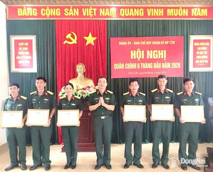 Đại tá Nguyễn Xuân Nguyên, Bí thư Đảng ủy Đoàn KTQP 728 trao thưởng các tập thể, cá nhân đạt thành tích tốt trong thực hiện nhiệm vụ