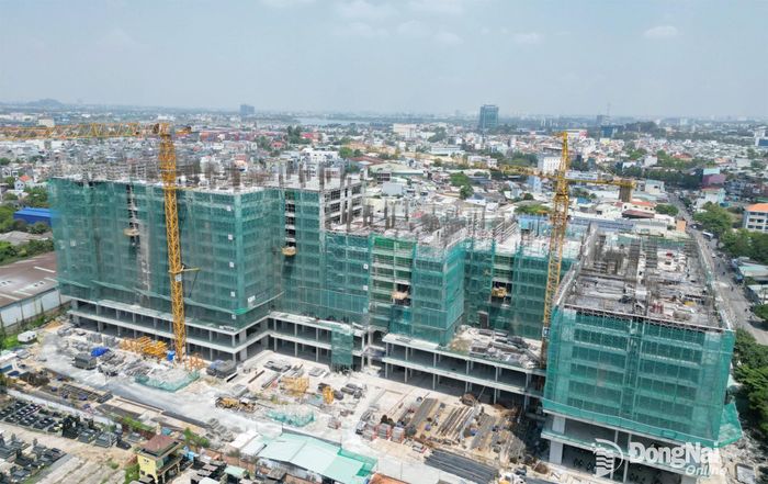 Một dự án nhà ở xã hội đang xây dựng tại phường Long Hưng, thành phố Đồng Nai. Ảnh: Hoàng Lộc