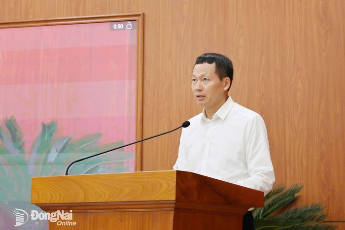 Đồng chí Vũ Hồng Văn, Ủy viên Trung ương Đảng, Bí thư Thành ủy, Trưởng đoàn Đại biểu Quốc hội thành phố Đồng Nai phát biểu tham luận tại hội nghị. Ảnh: Hồ Thảo