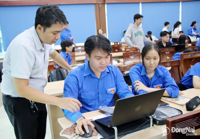 Các đoàn viên, thanh niên được hướng dẫn thực hành tại buổi tập huấn. Ảnh: Hải Quân