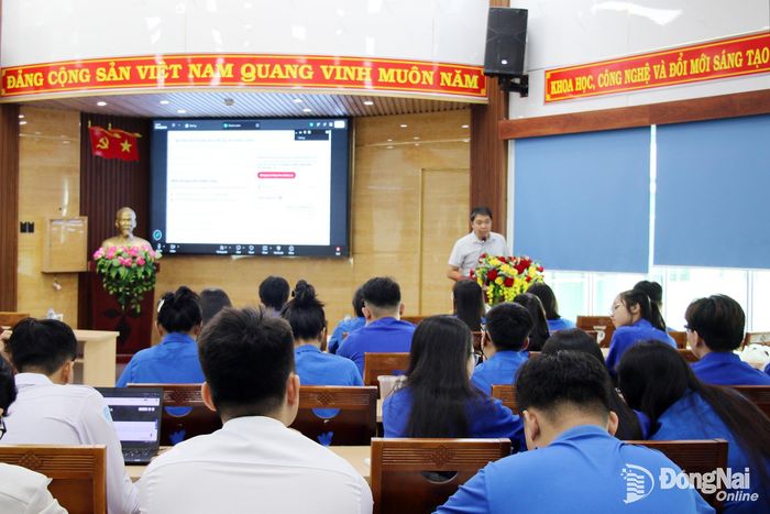 Báo cáo viên trình bày tại chương trình tập huấn. Ảnh: Hải Quân