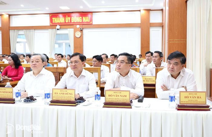 Các đồng chí lãnh đạo thành phố tham dự hội nghị. Ảnh: Hồ Thảo