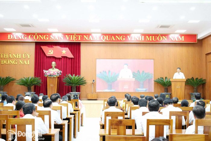 Đồng chí Vũ Hồng Văn, Ủy viên Trung ương Đảng, Bí thư Thành ủy, Trưởng đoàn Đại biểu Quốc hội thành phố phát biểu tham luận tại hội nghị. Ảnh: Hồ Thảo