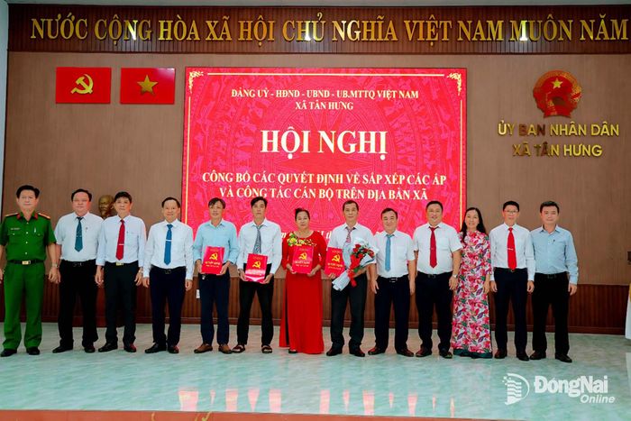 Lãnh đạo xã Tân Hưng trao quyết định và tặng hoa chúc mừng cấp ủy mới được thành lập. Ảnh: Quý Son