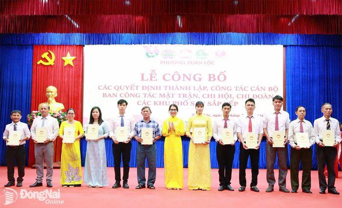 Phó Bí thư Thường trực Đảng ủy phường Xuân Lộc Ngô Thị An trao quyết định cho trưởng Ban Công tác Mặt trận các khu phố. Ảnh: Ngọc Hoàng