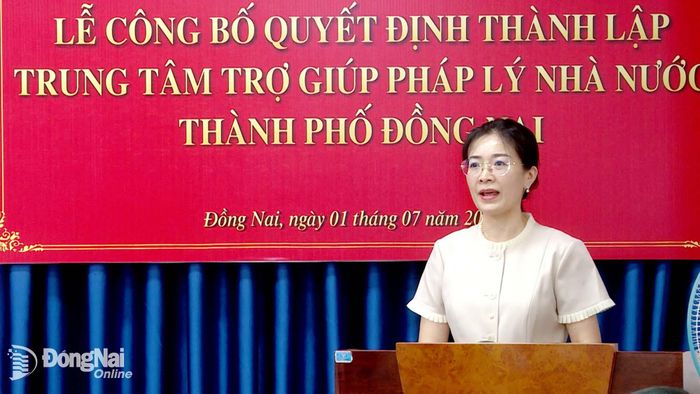 Lãnh đạo Sở Tư pháp phát biểu tại Lễ công bố quyết định thành lập Trung tâm trợ giúp pháp lý thành phố Đồng Nai. Ảnh: Duy Tân