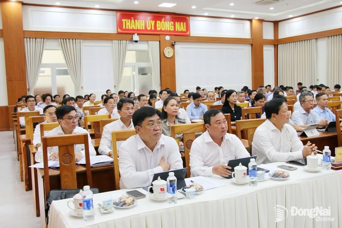 Lãnh đạo HĐND thành phố, các sở, ngành tham dự hội nghị tại điểm cầu Đồng Nai. Ảnh: Hải Quân