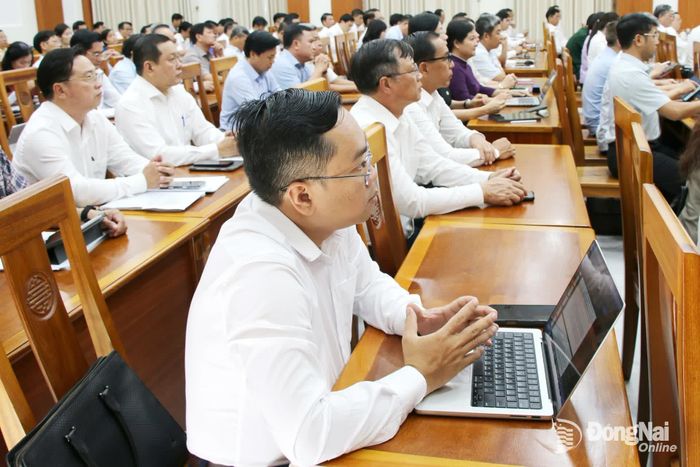 Đại diện các sở, ngành, đơn vị, đoàn thể tham dự hội nghị tại điểm cầu Đồng Nai. Ảnh: Hải Quân