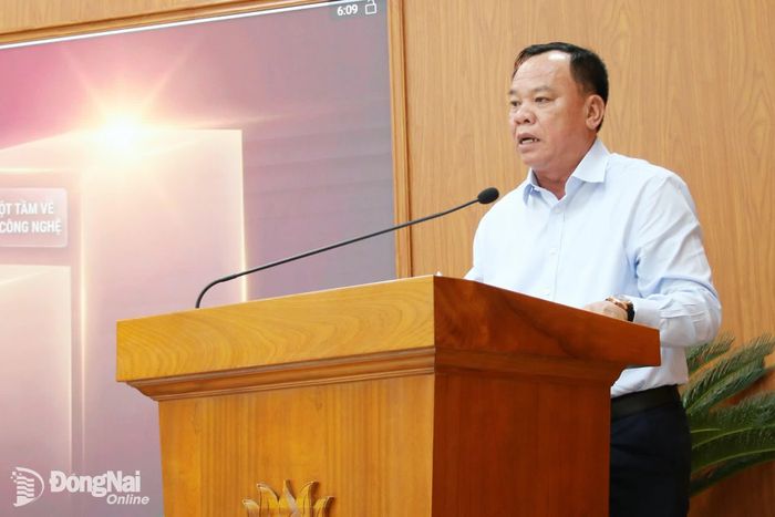 Phó Bí thư Thành ủy Đồng Nai Võ Tấn Đức trình bày tham luận tại hội nghị. Ảnh: Hải Quân