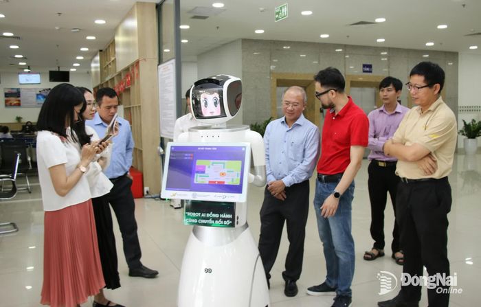 Đại diện nhóm thực hiện đề tài và các doanh nghiệp liên quan trao đổi với lãnh đạo Sở Khoa học và Công nghệ về mục tiêu và lộ trình thử nghiệm Robot AI. Ảnh: Hải Quân