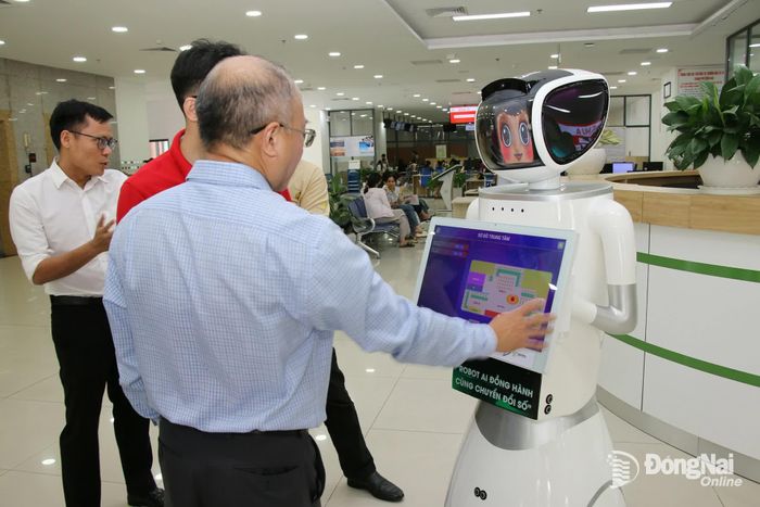 Phó Giám đốc Sở Khoa học và Công nghệ Nguyễn Minh Quang trải nghiệm thực tế một số tính năng của Robot AI tại buổi thử nghiệm. Ảnh: Hải Quân