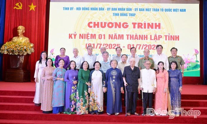 Đại biểu dự Chương trình Kỷ niệm 1 năm thành lập tỉnh chụp ảnh lưu niệm.