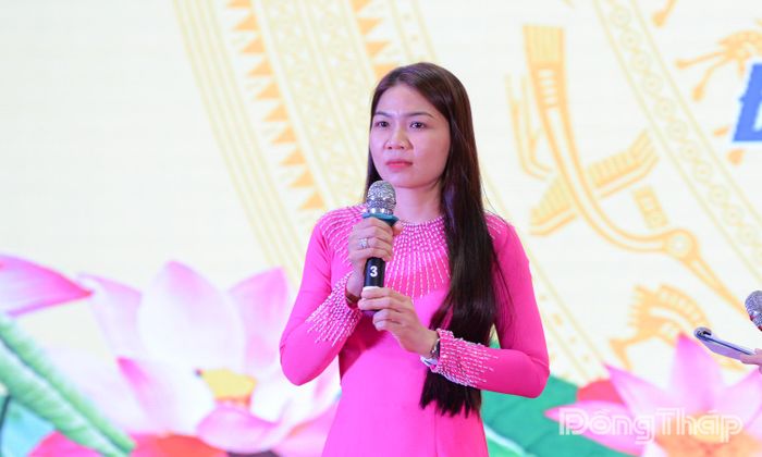 Đồng chí Lê Trần Phượng Khánh, Giám đốc Trung tâm Phục vụ hành chính công phường Mỹ Ngãi.