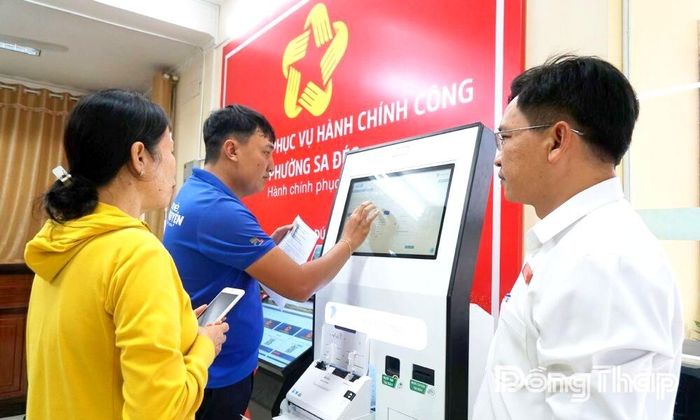 Đoàn viên, thanh niên và cán bộ Trung tâm Phục vụ hành chính công phường Sa Đéc hướng dẫn người dân thực hiện thủ tục hành chính trên môi trường số, góp phần rút ngắn thời gian chờ đợi và nâng cao chất lượng phục vụ. Ảnh: MỸ NHÂN