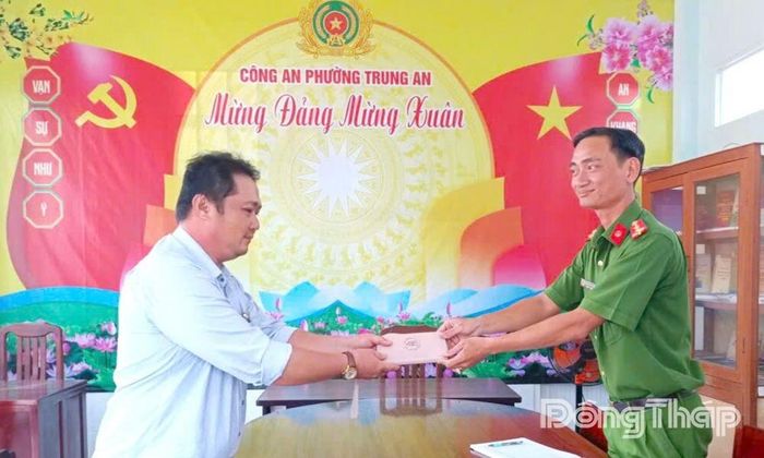 Thông qua mạng xã hội Facebook, Công an phường Trung An tiếp nhận và trao trả tài sản cho người đánh mất. Ảnh: Như Ý