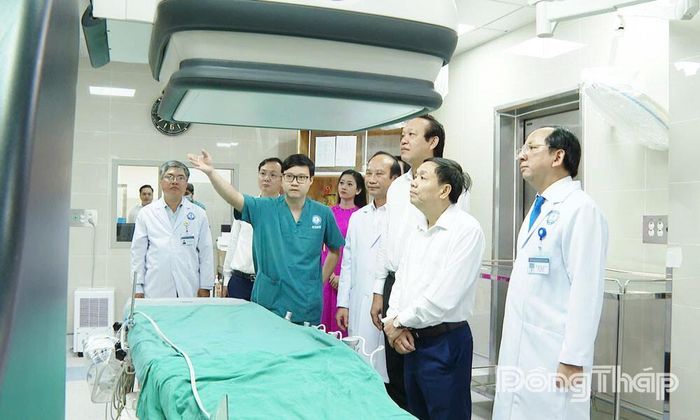 Đồng chí Phan Văn Thắng, Phó Bí thư Thường trực Tỉnh ủy, Chủ tịch Ủy ban Mặt trận Tổ quốc Việt Nam tỉnh khảo sát trang thiết bị y tế tại Bệnh viện Đa khoa Tiền Giang.