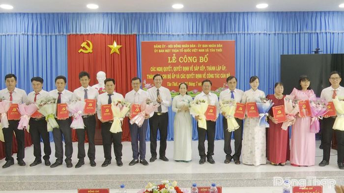 Thường trực Đảng ủy xã Tân Thới trao Quyết định và tặng hoa chúc mừng Bí thư Chi bộ 12 ấp sau sắp xếp.