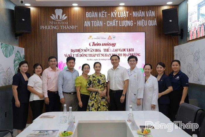 Đoàn thẩm định chụp ảnh lưu niệm tại Công ty TNHH Một thành viên Nha khoa Phương Thành.