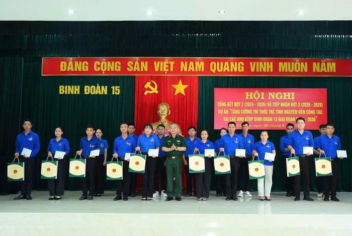 Lãnh đạo Binh đoàn 15 trao giấy chứng nhận hoàn thành nhiệm vụ cho đội viên trí thức trẻ tình nguyện đợt 2. Ảnh Trần Đức