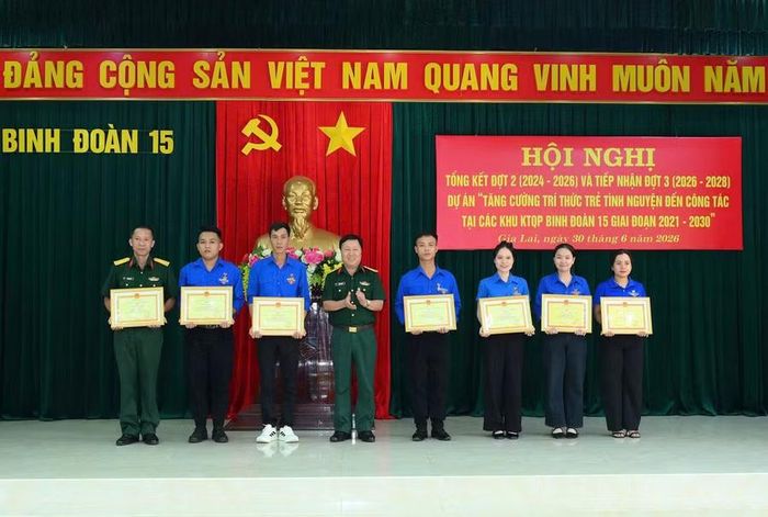 Binh đoàn 15 trao bằng khen cho các tập thể và cá nhân có thành tích xuất sắc trong đợt 2 Dự án 174/BQP. Ảnh: Trần Đức