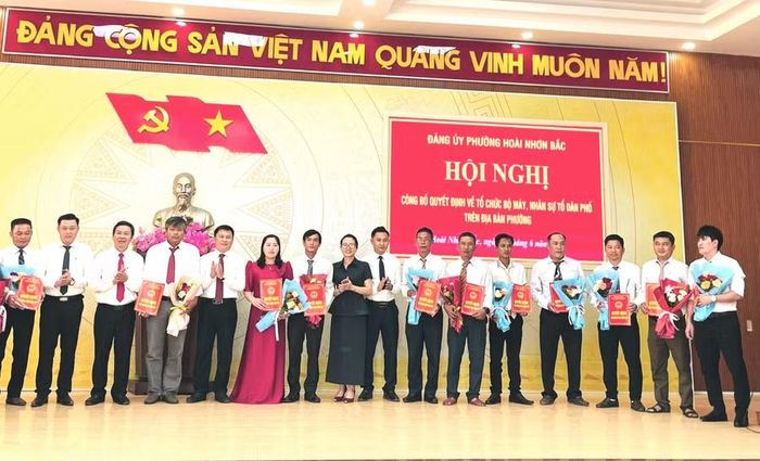  Trao quyết định cho tổ trưởng tổ dân phố mới. Ảnh: Trung Nghĩa 