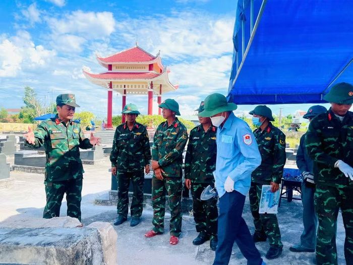  Đại tá Phạm Văn Đạt - Phó Chính ủy Bộ CHQS tỉnh (bìa trái) kiểm tra công tác khai quật, lấy mẫu sinh phẩm phục vụ công tác giám định ADN các hài cốt liệt sĩ. Ảnh: Phi Long 