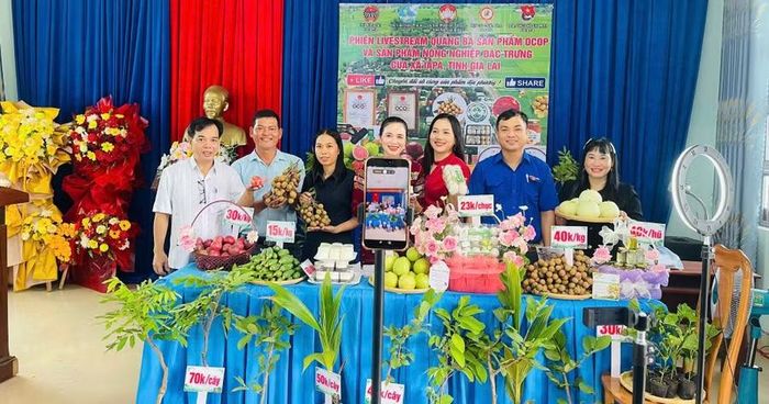  Phiên livestream có sự tham gia của lãnh đạo Ủy ban MTTQ Việt Nam xã và các hội, đoàn thể xã cùng nhiều hộ sản xuất, chủ thể OCOP địa phương. Ảnh: Vũ Chi 