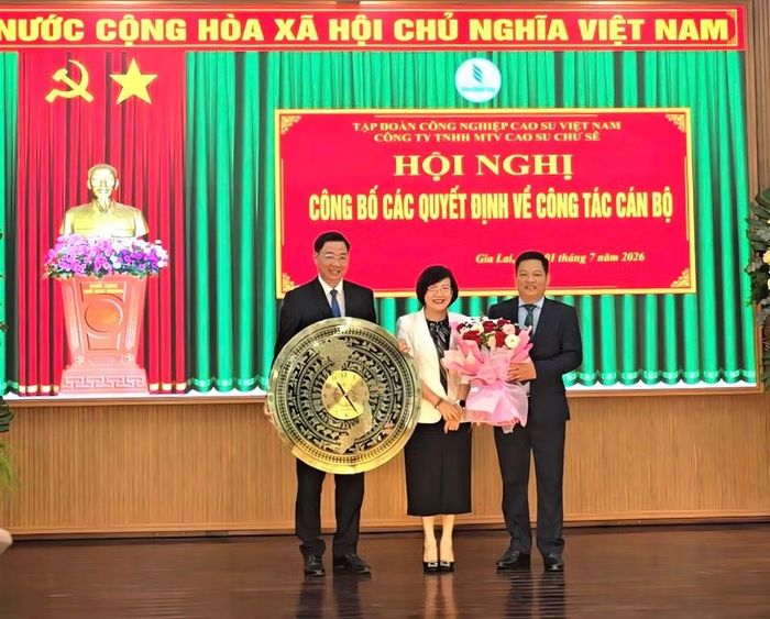  Vietcombank Chi nhánh Gia Lai trao quà chúc mừng Công ty TNHH MTV Cao su Chư Sê nhân dịp kiện toàn tổ chức bộ máy sau sáp nhập. Ảnh: Trịnh Thắm 