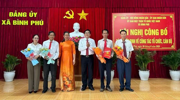 Lãnh đạo xã Bình Phú trao quyết định chỉ định cấp ủy, bí thư, phó bí thư các chi bộ sau sắp xếp, tổ chức lại thôn, làng trên địa bàn. Ảnh: Khoa Đoàn