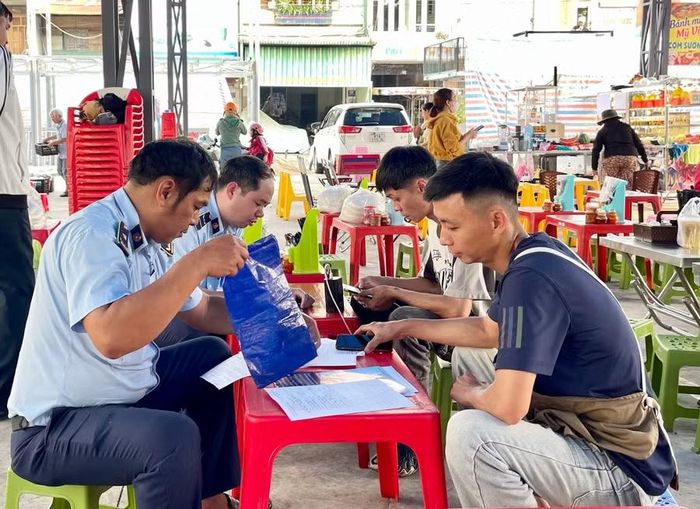 Chi cục Quản lý thị trường tỉnh tăng cường công tác tuyên truyền thông qua việc tổ chức ký cam kết các vấn đề liên quan đến an toàn thực phẩm. Ảnh: Vũ Thảo