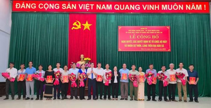 Lãnh đạo Đảng ủy xã Đức Cơ trao quyết định thành lập chi bộ và chỉ định chi ủy, bí thư, phó bí thư chi bộ các thôn, làng nhiệm kỳ 2025-2030. Ảnh: Mỹ Duyên