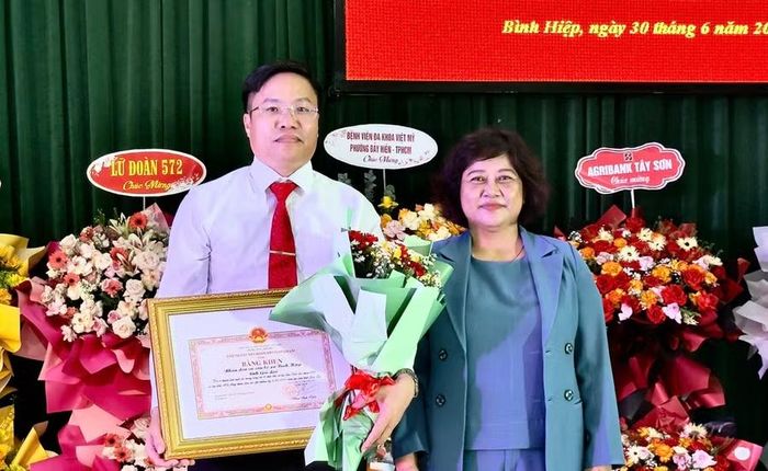 Tập thể xã Bình Hiệp được Chủ tịch UBND tỉnh Gia Lai tặng bằng khen vì có thành tích xuất sắc trong công tác bầu cử đại biểu Quốc hội khóa XVI và đại biểu HĐND các cấp nhiệm kỳ 2026-2031. Ảnh: Minh Hoàng
