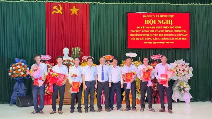 Đại diện lãnh đạo xã trao quyết định chỉ định chức danh trưởng thôn lâm thời. Ảnh: Minh Hoàng