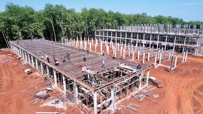 Thi công Dự án Trường phổ thông nội trú liên cấp Tiểu học và THCS tại xã Ia O. Ảnh: Hà Duy