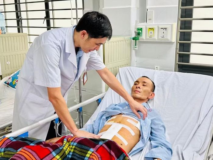 Bác sĩ Nguyễn Đình Nghĩa thăm khám cho bệnh nhân Hải hiện đã ổn định sức khỏe, ăn uống và giao tiếp tốt, dự kiến sẽ được xuất viện trong vài ngày tới. Ảnh: Như Nguyện