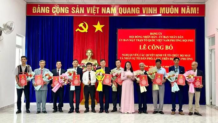  Lãnh đạo phường Hội Phú trao quyết định thành lập chi bộ và chỉ định bí thư chi bộ 10 chi bộ tổ dân phố, làng mới trên địa bàn. Ảnh: Vũ Thảo 