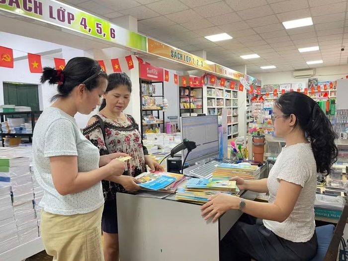  Năm học 2026-2027 là năm đầu tiên SGK của Nhà xuất bản Giáo dục Việt Nam được dán tem chống giả tích hợp mã định danh theo từng vùng, tạo điều kiện để phụ huynh yên tâm mua sắm. Ảnh: H.Đ 