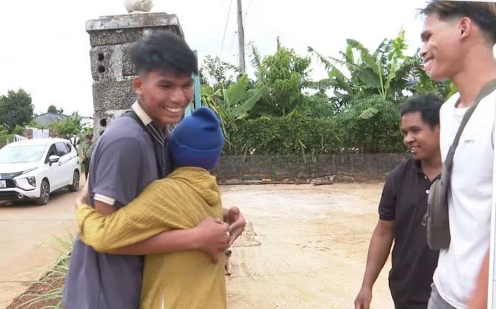 Yôn (bìa phải), Yok (bìa trái) trở về trong vòng tay gia đình và bà con làng Châm Bôm, xã Ia Băng. Ảnh: T.T