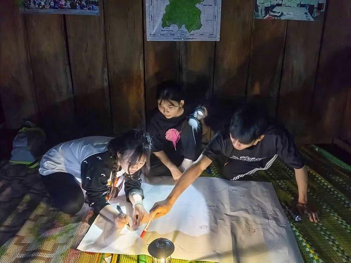 Học sinh cùng làm việc nhóm, vẽ lại sơ lược hành trình sau một ngày khám phá rừng. Ảnh: M.C