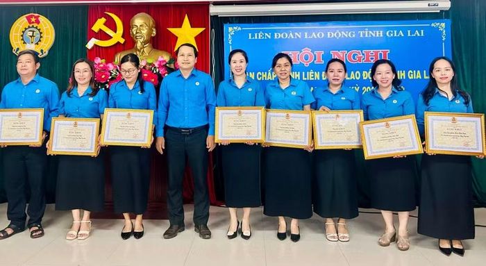  Các tập thể được khen thưởng vì có thành tích xuất sắc trong Tháng Công nhân. Ảnh: Nhật Trường 