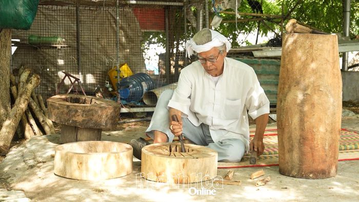 Nghệ nhân Phú Bình Đồn chế tác trống paranưng.