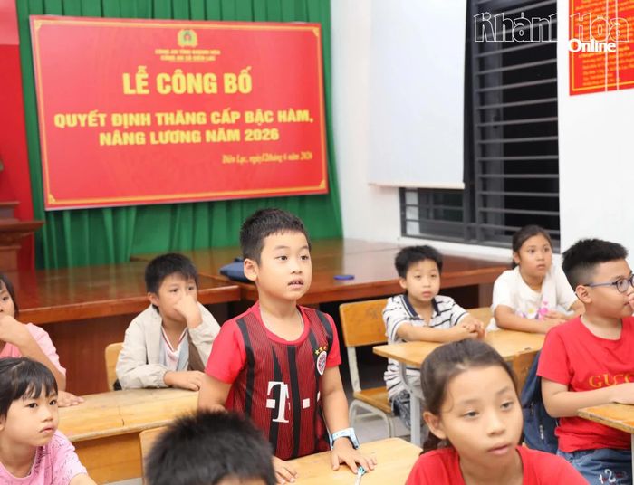 Học sinh mạnh dạn phát biểu trong lớp học.