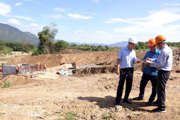Đơn vị thi công đang đẩy nhanh tiến độ thi công trạm bơm nước tại Sông Chò, xã Trung Khánh Vĩnh.