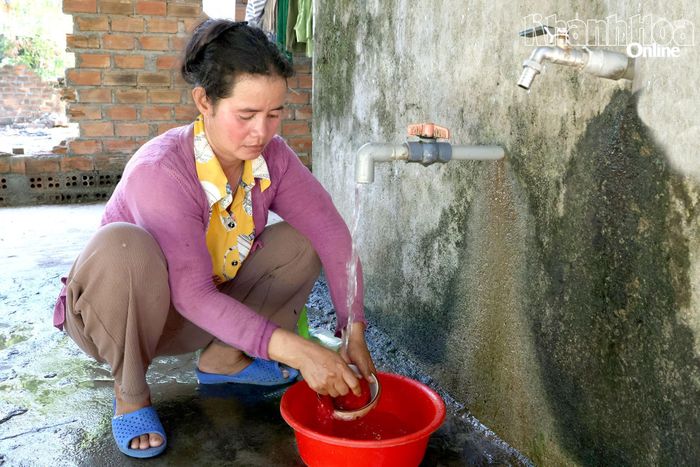 Bà Pinăng Thị Tệ (thôn Tà Gộc) sử dụng nước sạch tại nhà.