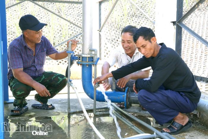 Kiểm tra nguồn nước tại trạm xử lý nước thuộc thôn Tà Gộc, xã Tây Khánh Vĩnh.