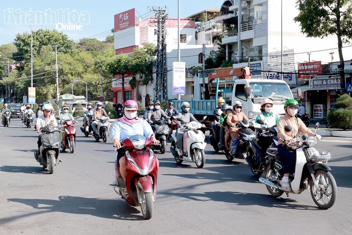 Xe mô tô, xe gắn máy lưu thông trên đường 23 tháng 10 (phường Tây Nha Trang). 