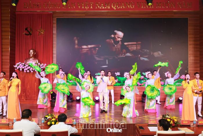 Tiết mục văn nghệ chào mừng tại vòng chung khảo hội thi. 